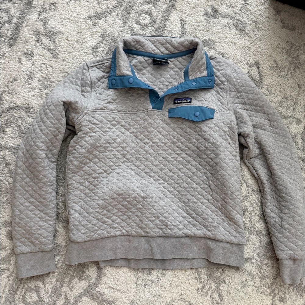 Patagonia size small gray quilted pullover